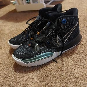 Nike kyrie basketball shoes